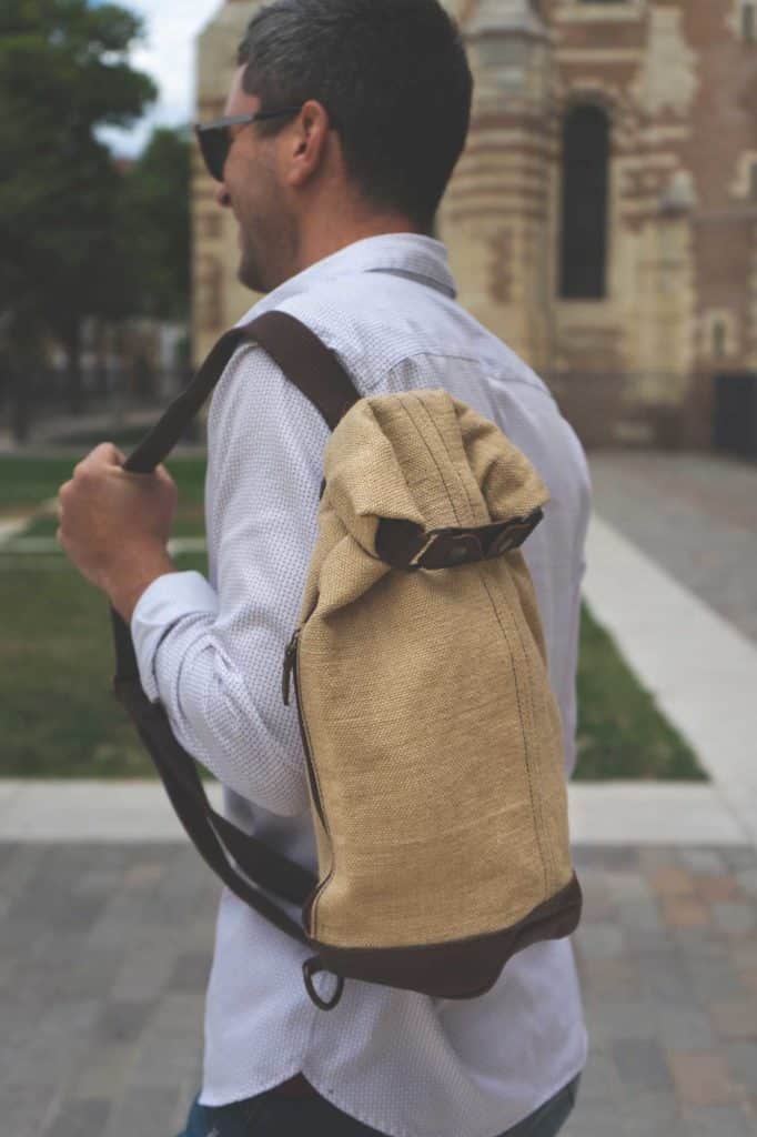 Sac à dos bandoulière en toile de jute et cuir