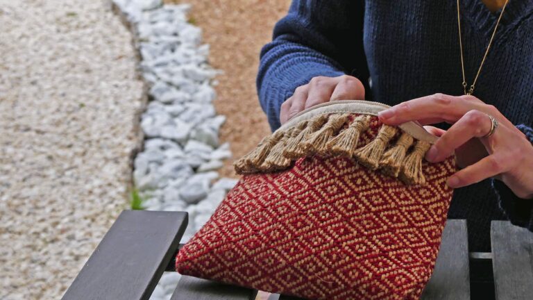 Pochette rouge avec pompon naturel