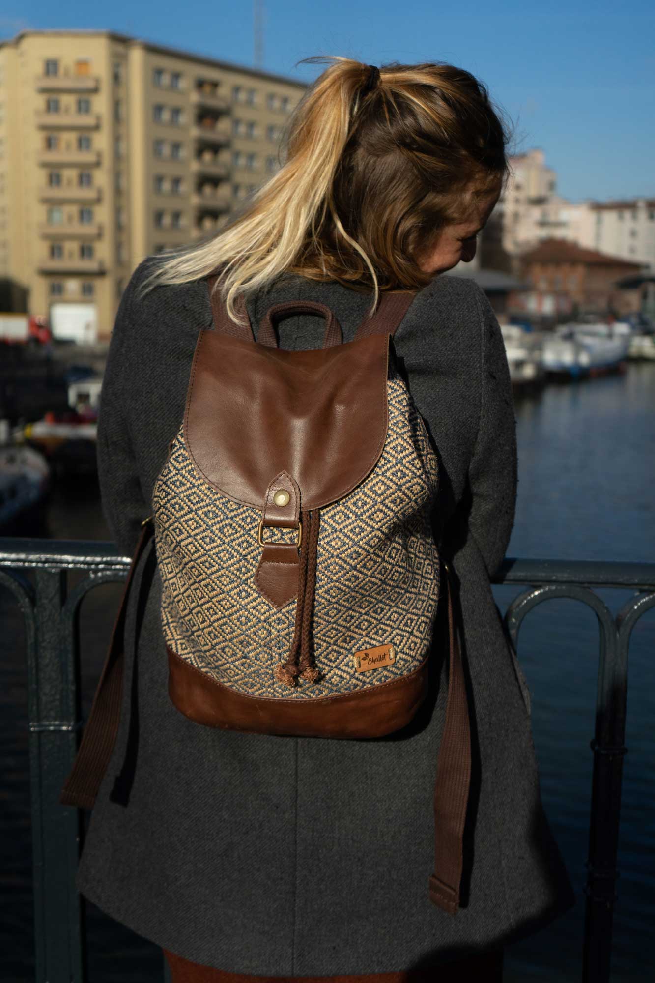 Petite Fille Ayant Heureux Sacs À Mains Dans Le Magasin De