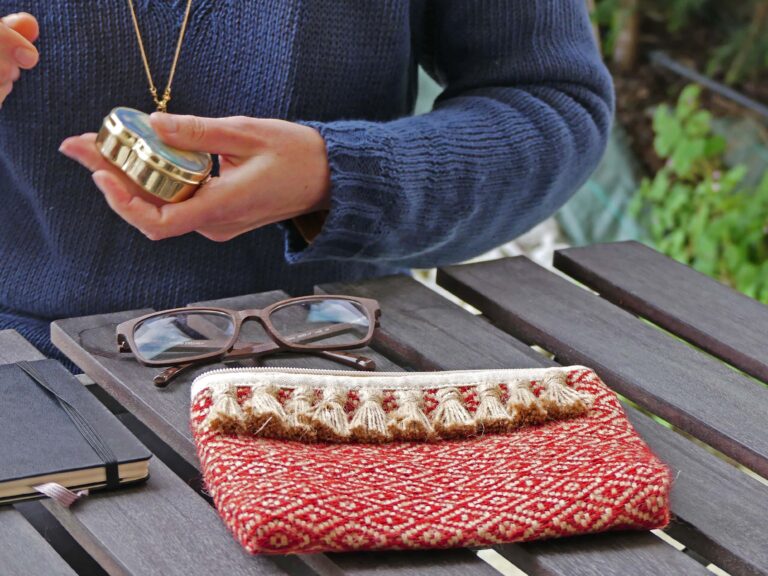 Petite pochette rouge avec des pompons rouges
