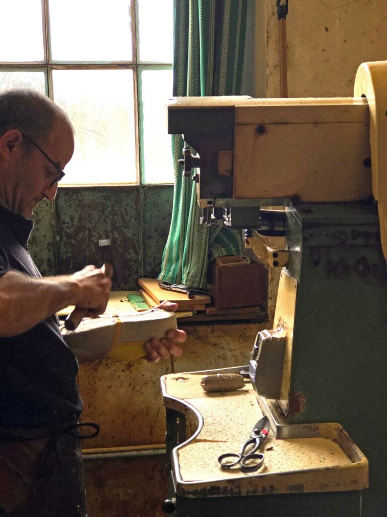 Etape 3 : Assemblage de la semelle de jute sur le tissu - Machine à monter