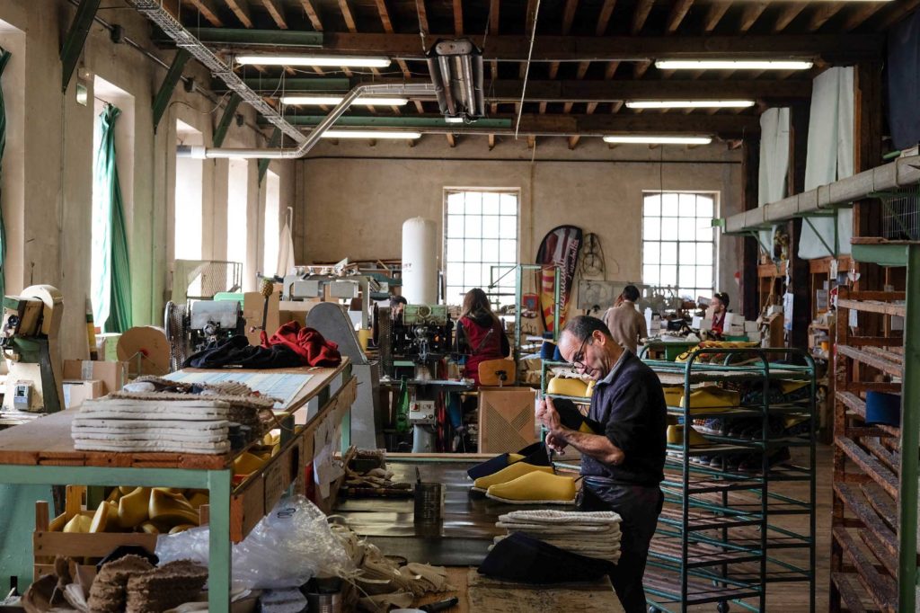 Photo de l'atelier de confection des espadrilles françaises