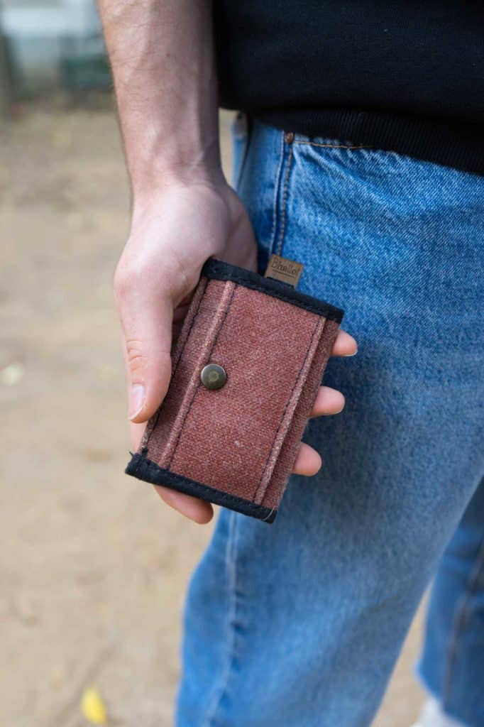 Portefeuille minimaliste à la main
